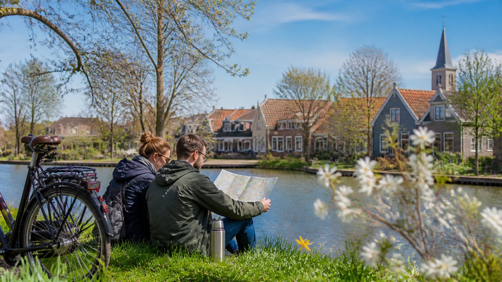 Twee mensen ontmoeten elkaar in een gastvrije buurtcafee